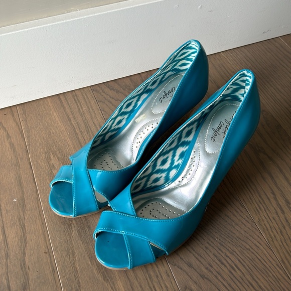 Beachy vacation heels - Picture 2 of 4